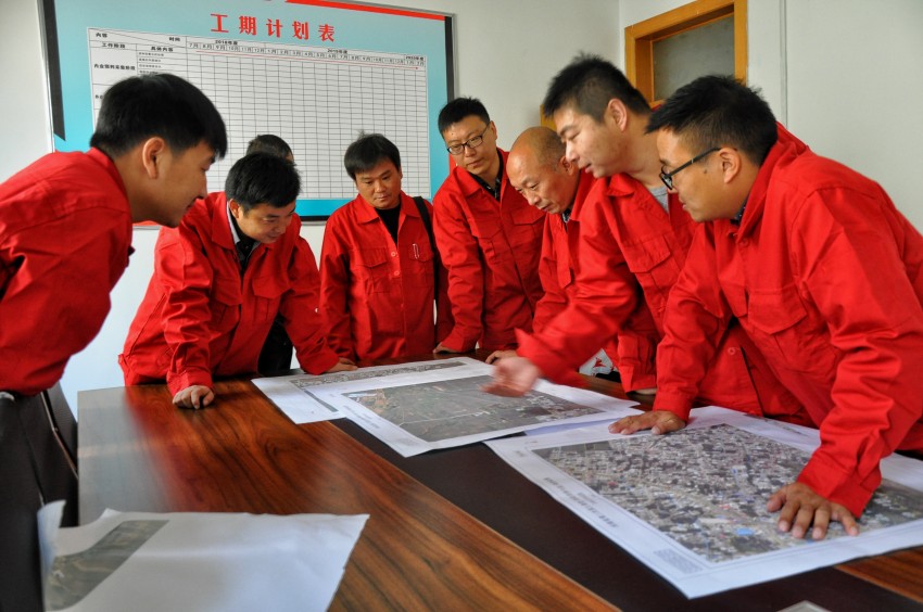 职工们探讨项目施工技术问题_副本.jpg