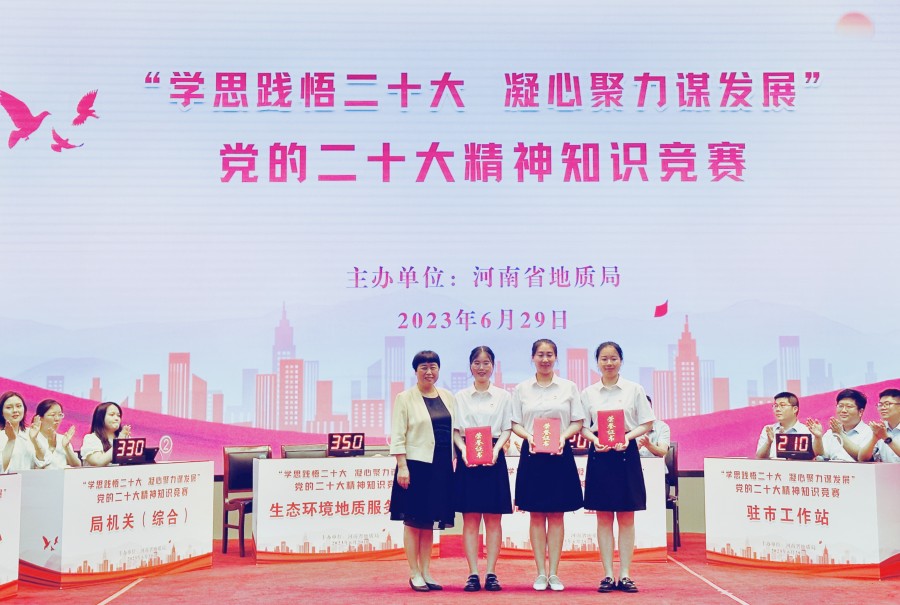 陈彦召副局长为一等奖团队颁奖_副本.jpg